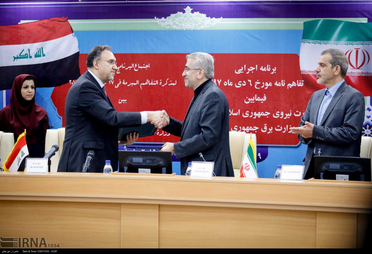 Iraqi Electricity Minister, Luay al-Khateeb (left) shakes hands with Iranian Energy Minister Reza Ardakanian following renewing Iran-Iraq power agreement in Tehran (Photo: IRNA, Amin Jalali) 