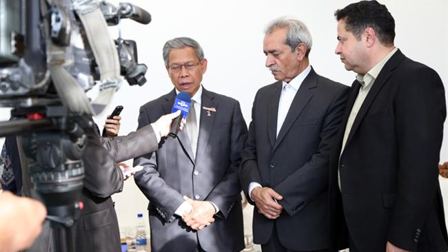 Malaysian International Trade and Industry Minister Mustapa Mohamed met with Iran Chamber of Commerce, Industries and Agriculture and Mines President Gholam Hossein Shafei on Saturday and discussed expansion of cooperation in Halal industries.