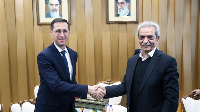 Following the visit of a high-ranking Hungarian trade delegation to Tehran, an Iran-Hungary business forum was held on Sunday during which the two sides signed three memorandums of understanding (MOUs) in various areas.