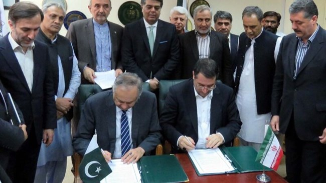 Iran’s minister of trade, mine and industry signs cooperation document with Pakistani officials to ease trade barriers so Tehran and Islamabad reach their target of 5 billion dollars in their annual trade volume.