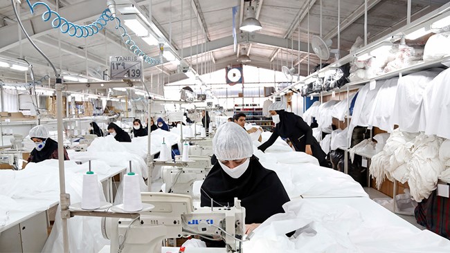 Iran says it is ready to export medical gowns to other countries as its production of the protective equipment has surged to 100,000 per day.