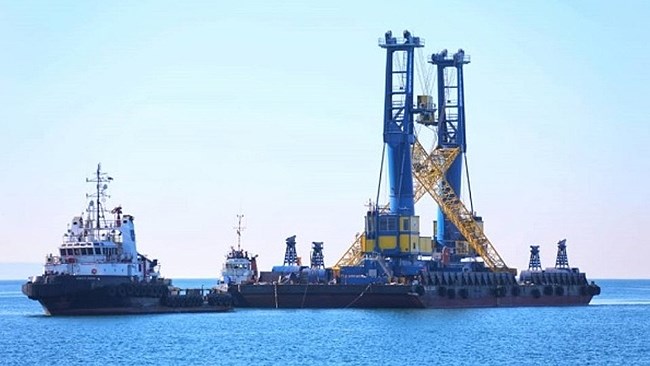 A first batch of gantry cranes commissioned by India for operation in Iran’s Chabahar port has finally arrived in the coastal area on the Sea of Oman.
