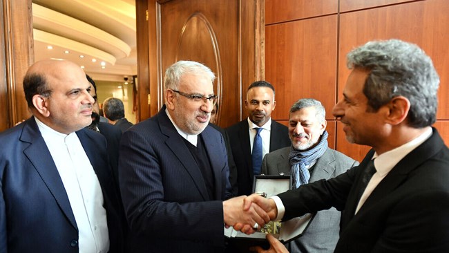 Iran and Oman signed a memorandum of understanding (MOU) in Tehran on Saturday on cooperation in the development of oil and gas fields, investment making in petrochemical and petro-refining sectors, and the export of oil products and petrochemicals, Iranian Oil Minister Javad Oji announced.