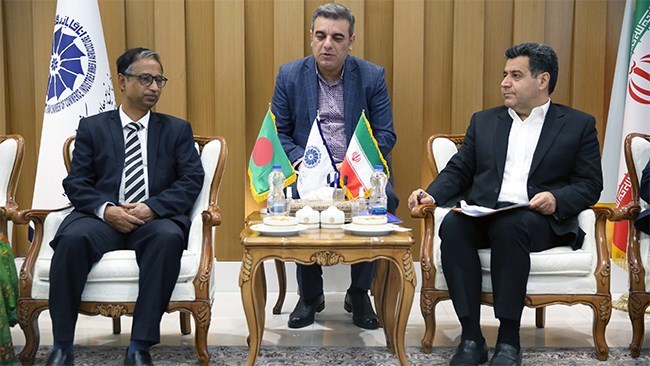 President of Iran Chamber of Commerce, Industries, Mines, and Agriculture (ICCIMA) Hossein Selahvarzi has underlined the necessity for solving banking and transportation problems as a prerequisite to further expansion of ties with Bangladesh.