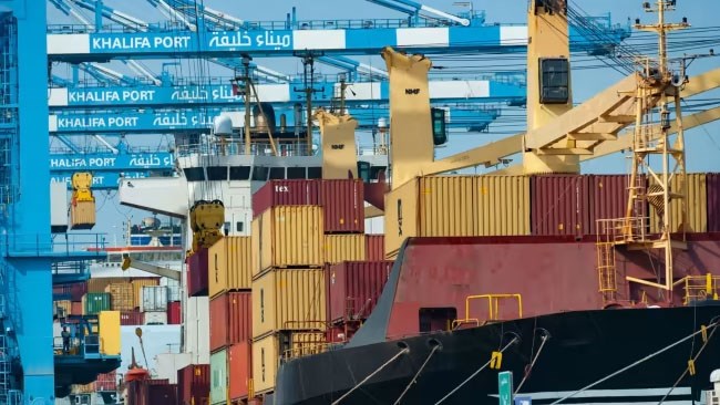 Trade between Iran and the United Arab Emirates has surged as the Persian Gulf’s commercial capital eased restrictions on business activity between the two neighbors, business people and officials say, according to Financial Times.