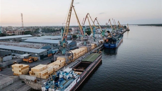A consignment of Iranian exports, containing citrus fruit, was freighted by the Islamic Republic of Iran Shipping Lines (IRISL) to the Russian Federation via Solyanka Port corridor for the first time.