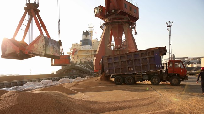 The Iranian Ports and Maritime Organization (PMO) said that over 21.5 tons of basic commodities were unloaded at the ports of the country during the past Iranian calendar year to late March.