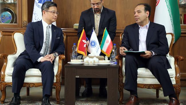 The chairman of Federation of Hong Kong Industries and the President of Iran Chamber met on the sidelines of Hong Kong Business forum here in Tehran.