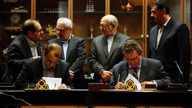 French carmaker PSA Peugeot Citroen says it has signed a final agreement with Iran Khodro to form a joint venture to produce vehicles in Iran.