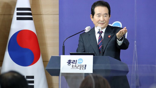 South Korean Prime Minister Chung Sye-Kyun will pay an official visit to Tehran to discuss bilateral issues, particularly the release of billions of dollars of Iranian funds frozen by Seoul as a result of US sanctions.
