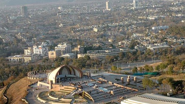 A delegation of Iranian private sector activists is scheduled to arrive in neighboring Pakistan on Tuesday (October 25).