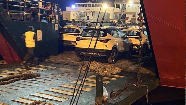 Iran’s first shipment of imported cars arrived in the country’s southern port of Lengeh last night, according to the spokesman of the Ministry of Industry, Mine and Trade.