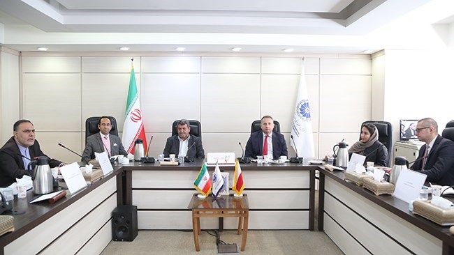 Chairman of Iran-Poland Joint Chamber of Commerce Rahim Banamolaei called on both Tehran and Warsaw to launch a direct flight between the two capitals.