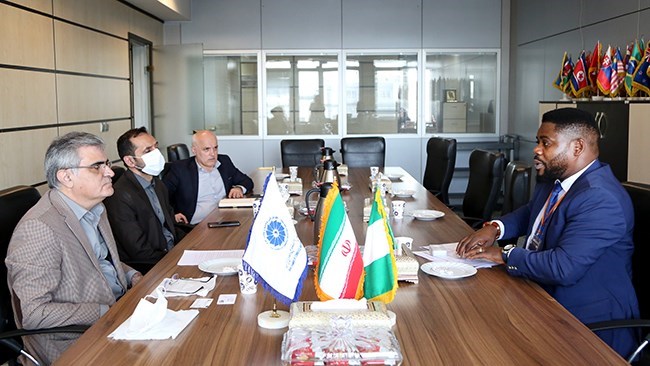 The private sectors of Iran and Nigeria urged the need for lifting the obstacles on banking and transportation cooperation between the two countries.