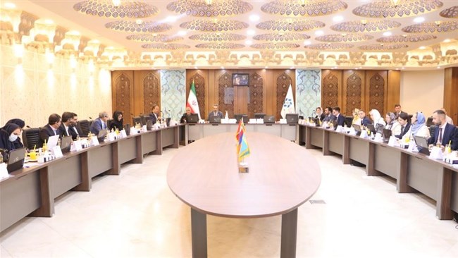 The fifth round of talks between Iran and the Eurasian Economic Union (EAEU) member states began in Isfahan Chamber of Commerce in central Iran on Monday where the two sides discussed signing a free trade agreement.