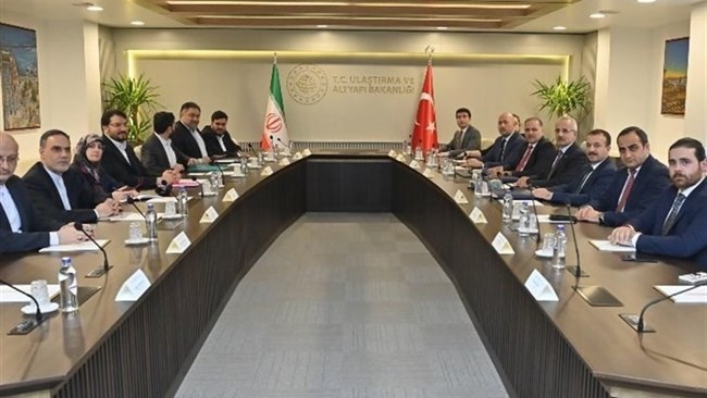 The Iranian minister of roads and urban development expressed the country’s readiness to compile and finalize a comprehensive document on transportation and transit with neighboring Turkey.