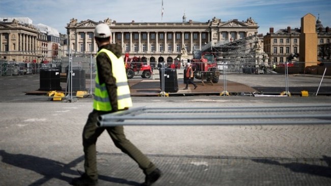 France’s minimum wage system, designed to protect workers’ purchasing power, is facing growing calls for reform. While it ensures stability, critics argue that it may stifle economic growth.