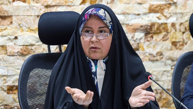 Iran has started implementing a new Central Bank directive that allows private-sector exporters to meet their foreign exchange repatriation obligations by selling dollar and euro banknotes directly to selected state-owned banks, a chamber of commerce official said on Saturday.