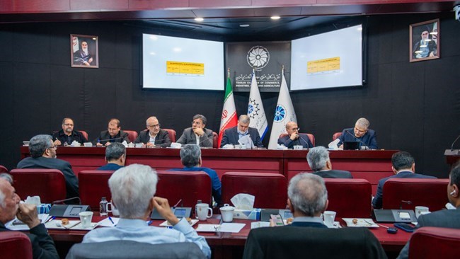 Iranian private sector representatives have urged the government to resolve what they describe as a contradiction between the liberalization of the exchange rate and the continued use of state-imposed price controls.